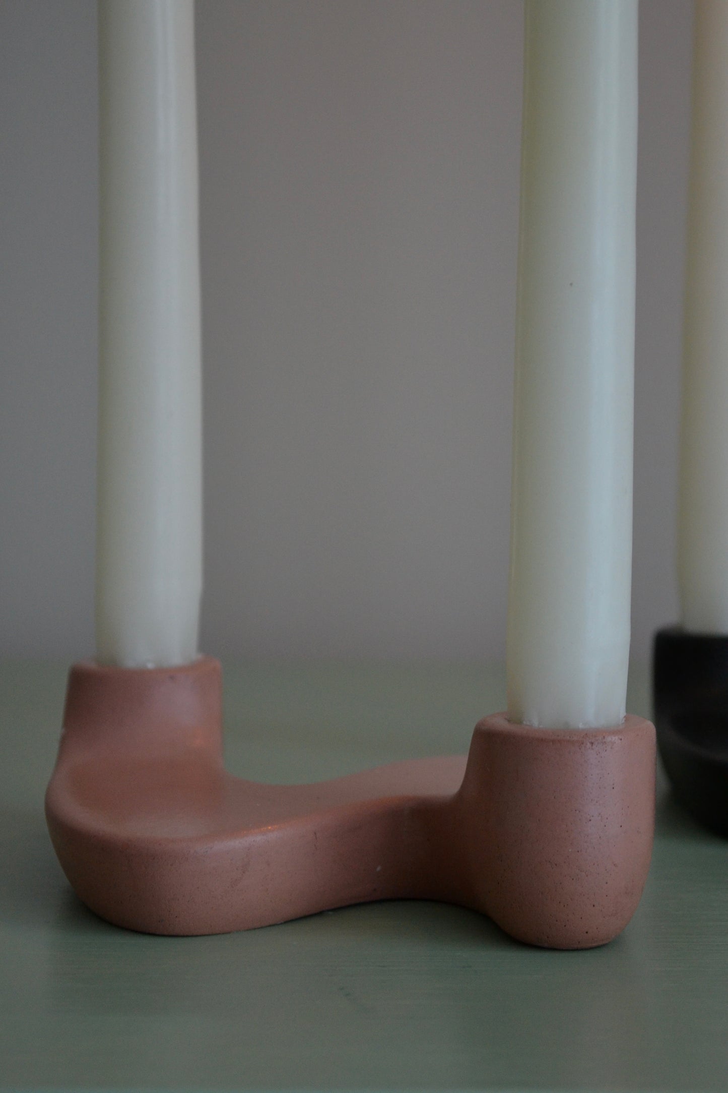 Wavy candle holder, concrete candle holder, brown candle holder, black candle holder, coffee table decor, eclectic decor, s shaped candle holder, unique candle holder, dusty rose candle holder view.