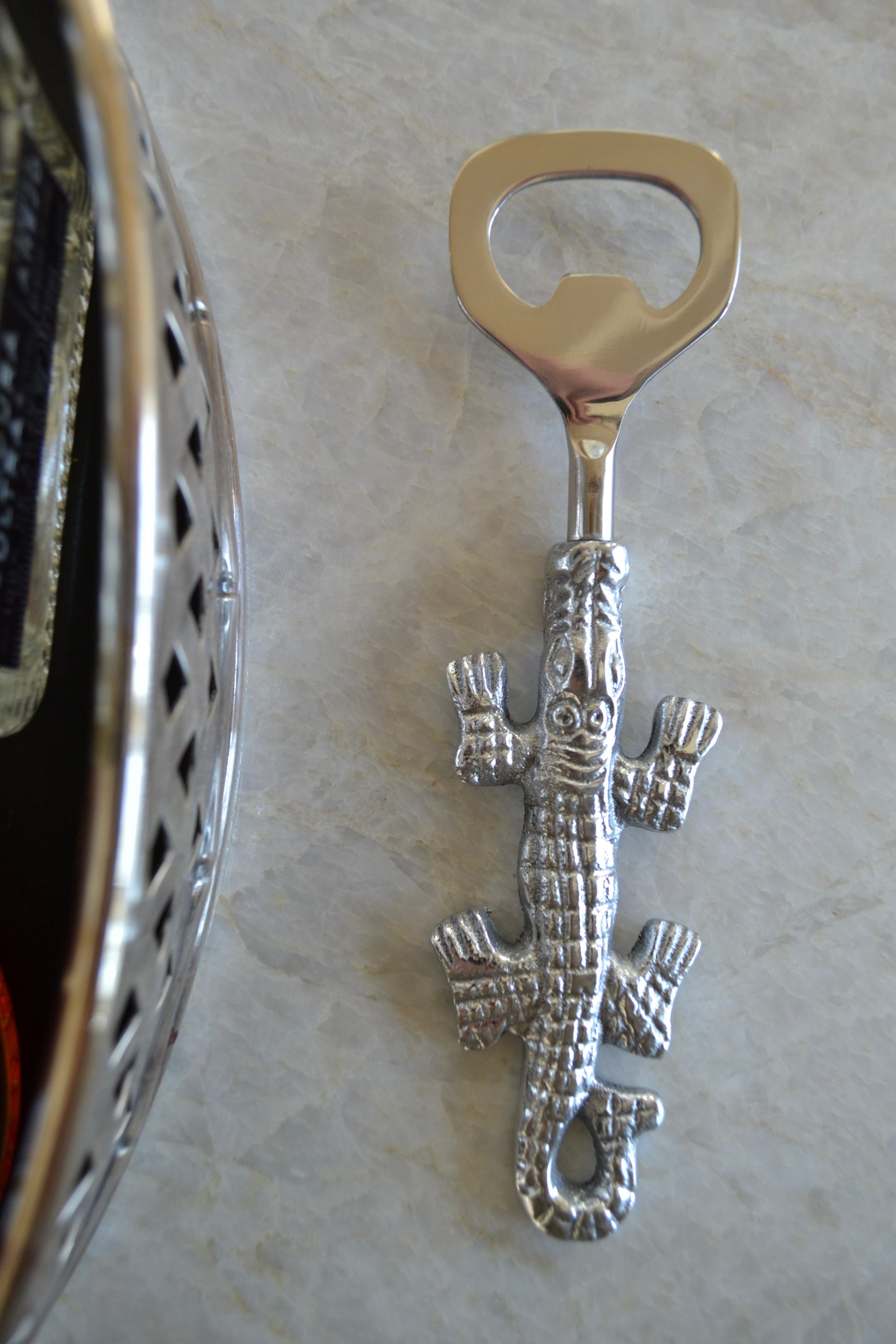 Crocodile bottle opener, beer opener, aluminum animal bottle opener, mid zoom