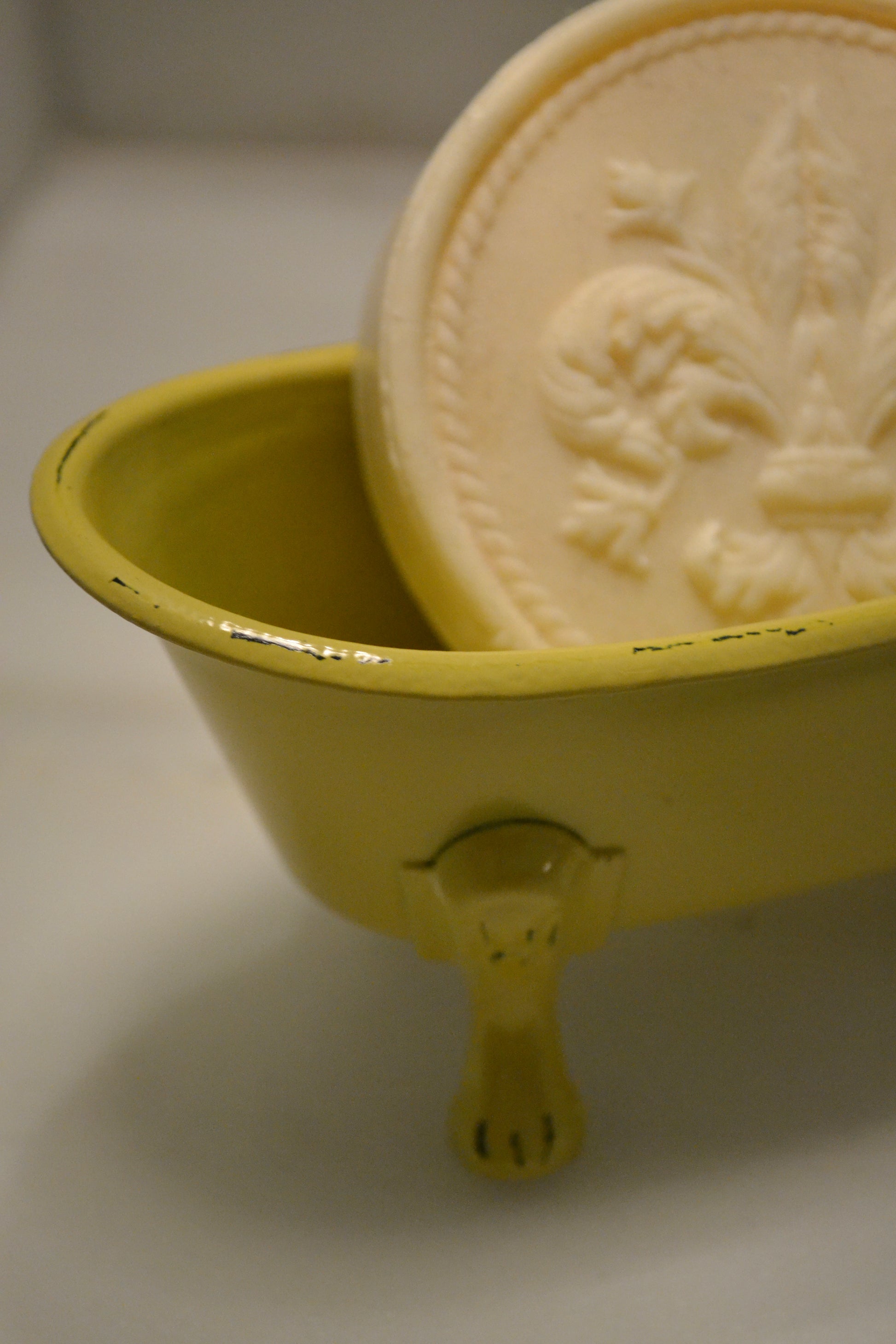 Enamel soap dish, bathtub soap holder, lime green, yellow soap holder, zoomed in top view